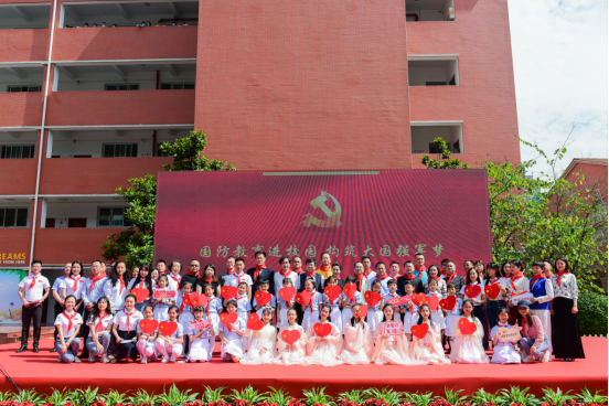 听《中国梦》作者为“红领巾”讲述“中国梦”