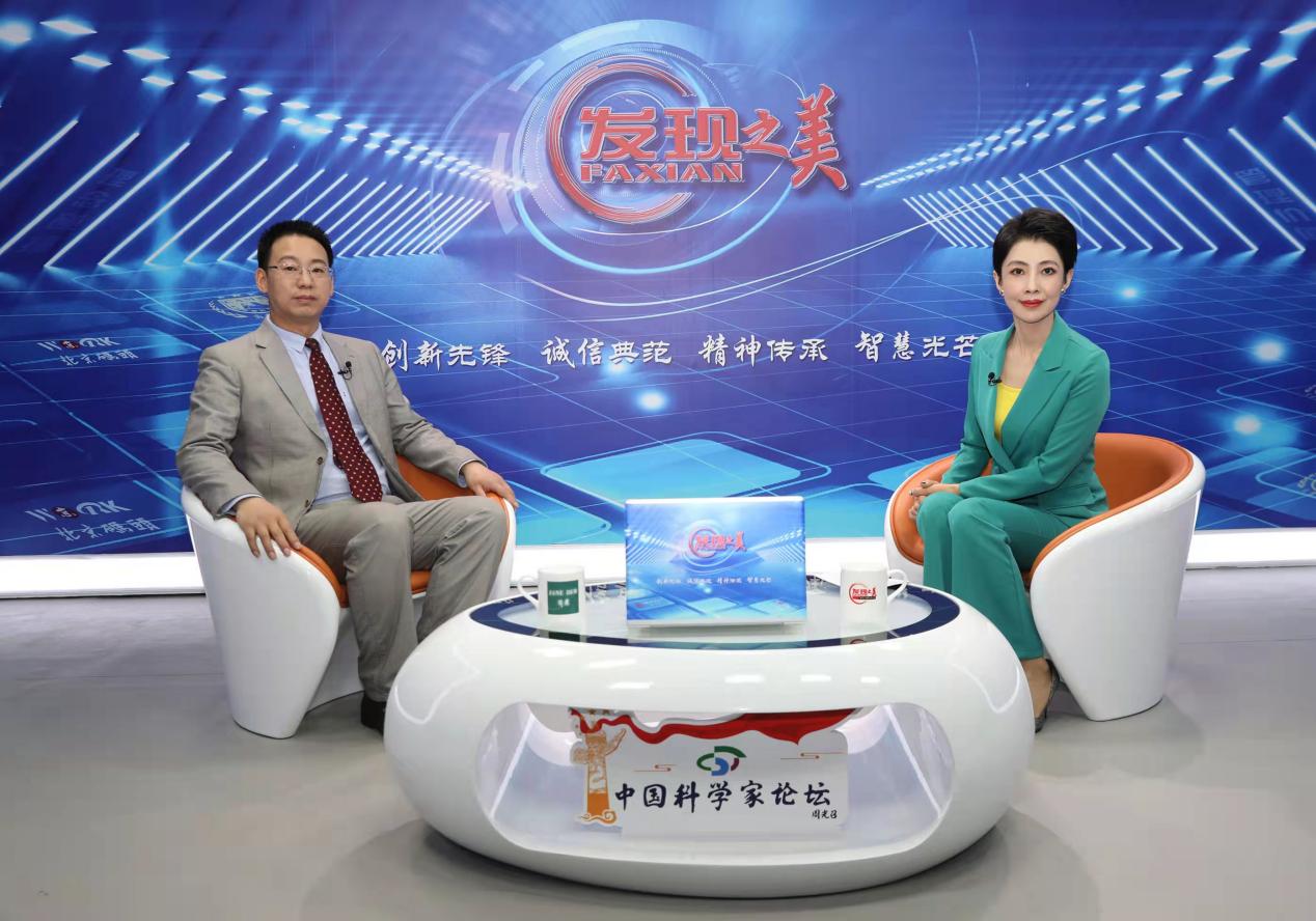 简露汪垠明接受央视主持人杨晋《发现之美·聚焦全国两会》采访