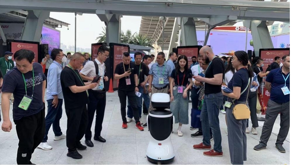 智能迎宾机器人“出征”广交会，中国智造“火出圈”